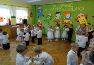 Dzieci tańczą w parach taniec do piosenki pt. "Jabłuszka".
